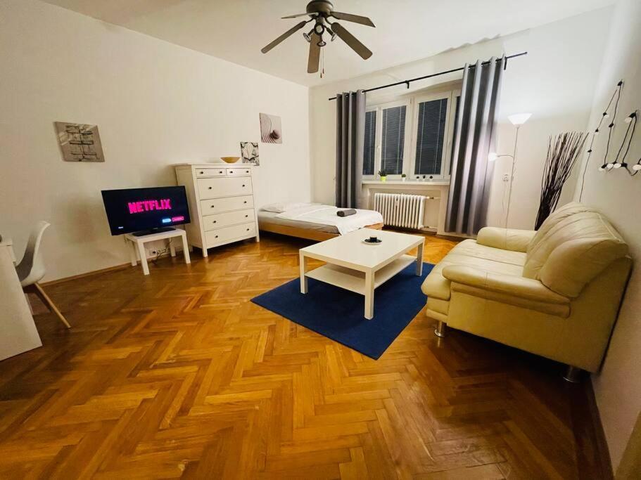 Lovely 2Bdr In Center, Wifi & Self-Check In Bratislava Ngoại thất bức ảnh