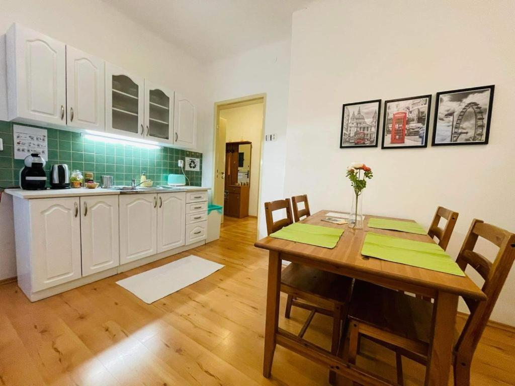 Lovely 2Bdr In Center, Wifi & Self-Check In Bratislava Ngoại thất bức ảnh